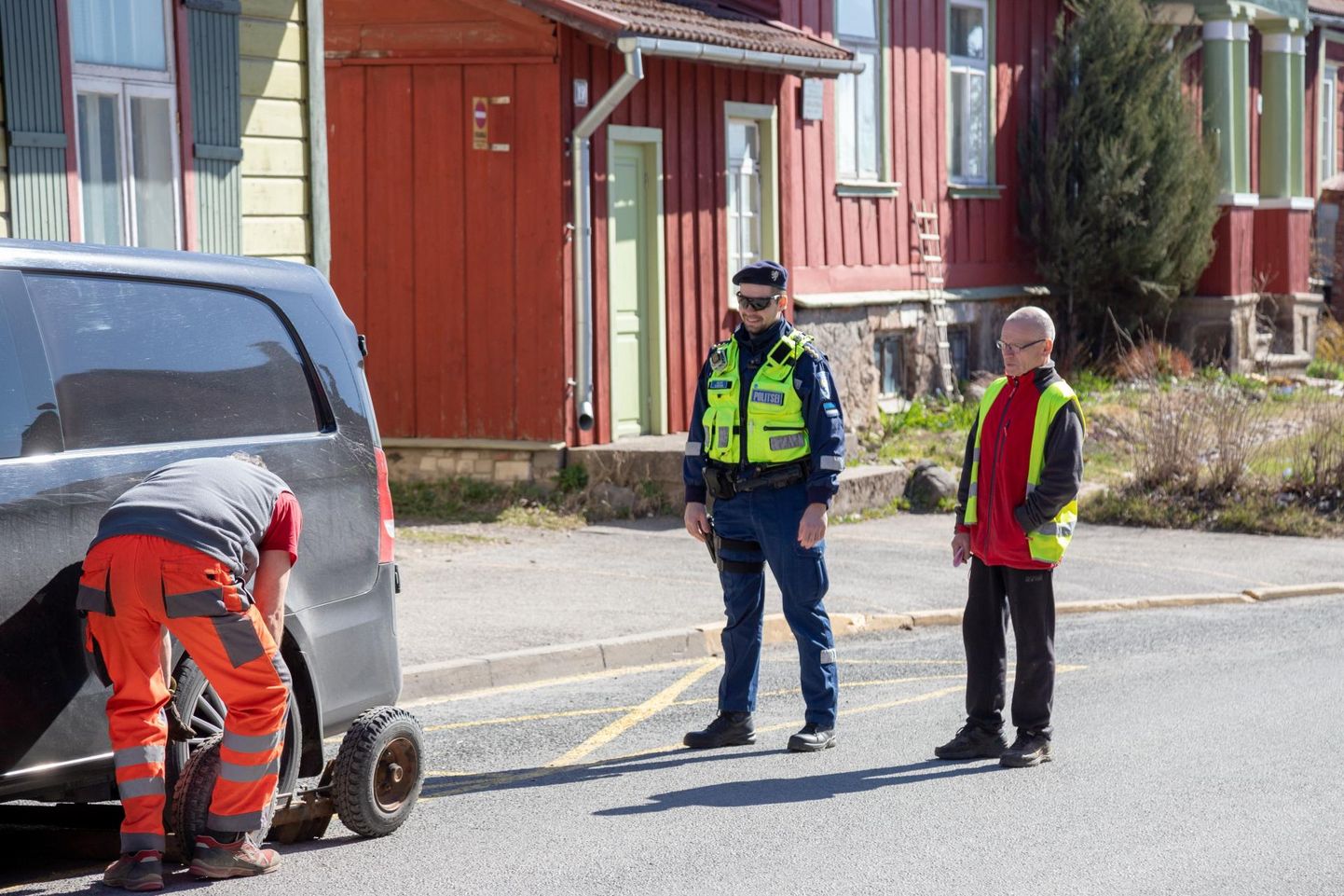 Meenutus kevadest, mil politsei lasi teisaldada Tartu tänaval vales kohas parkiva auto. Selline tegevus on Viljandis üsna harukordne.