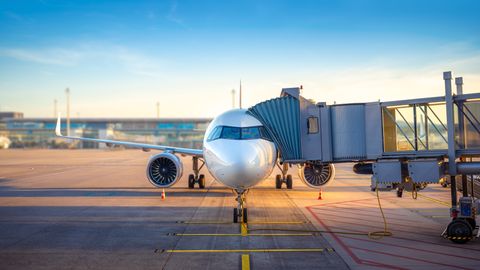 Degvielas krīzes dēļ divas konkurējošas aviokompānijas līdz ziemai varētu bankrotēt