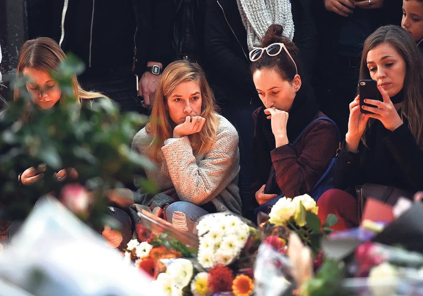 Париж скорбит о погибших от рук террористов. Люди собираются в разных местах города, чтобы выразить свою скорбь и поддержать друг друга. Но больше всего людей приходит туда, где прогремели взрывы и выстрелы, одно из таких мест – кафе 
Le Carillon.