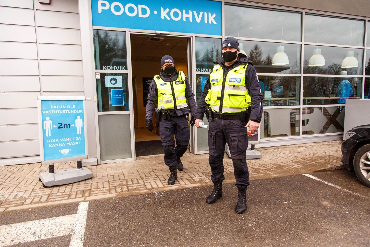 Piirkonnapolitseinik Rainer Rahasepp (paremal) ja abipolitseinik Urmas Kuldmaa kontrollisid eile Otepääl, kuidas täidetakse maski kandmise kohustust. Nii kauplustes kui ka tanklas tehtud kontroll näitas, et reeglitest peeti kinni.