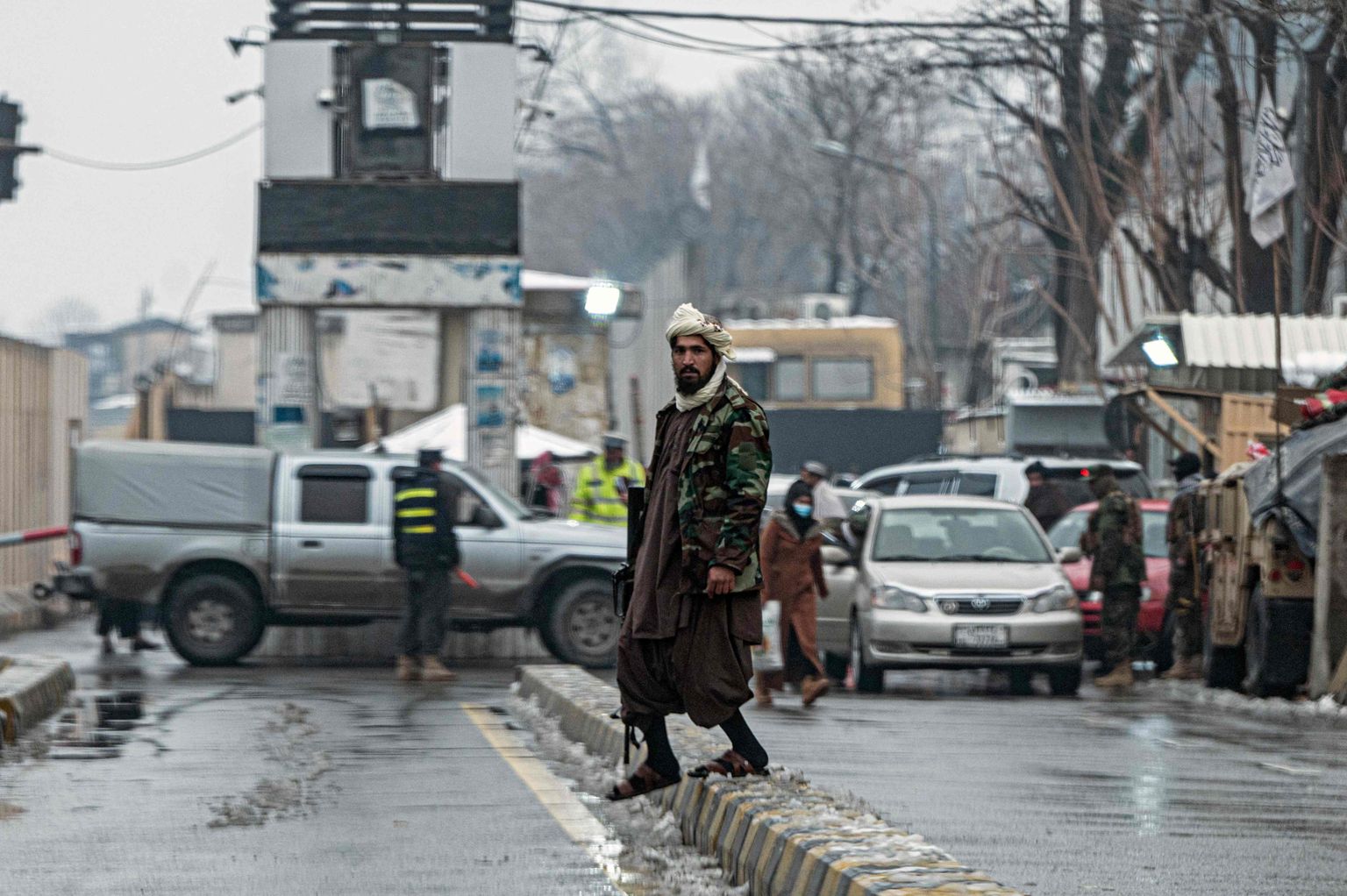 Talibani julgeolekutöötaja Kabulis riigi välisministeeriumi lähistele püstitatud teesulu juures pärast seal täna toimunud enesetapurünnakut.