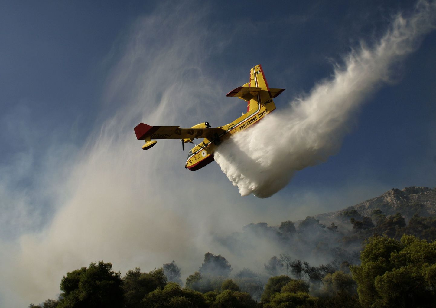 Kreeka metsapõlengute kustutamine lennukite abil.