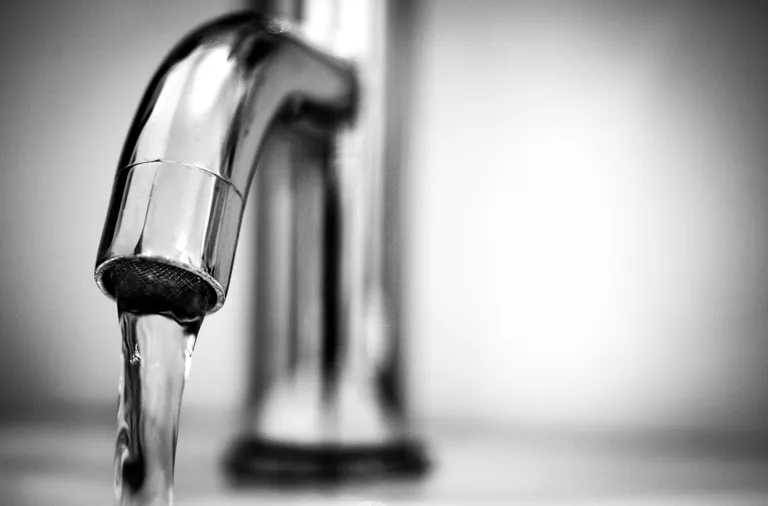 Osooni üks kõige olulisemaid kasutusalasid on kraanivee puhastamine. Lisaks bakterite hävitamisele võtab see gaas puhtalt veelt kollaka tooni.