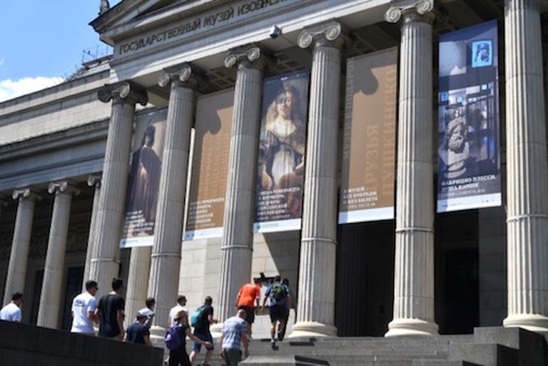 У входа в Пушкинский музей 