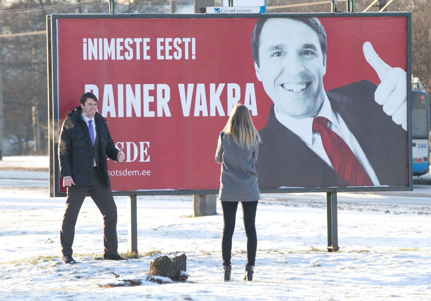 Rainer Vakra oma valmiskampaania plakati ees Sõpruse puiesteel.