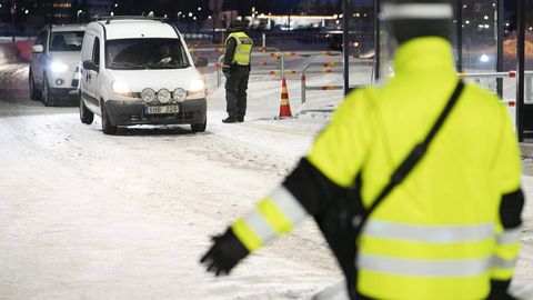 Soomlased tunglevad Rootsi piiril, et enne testinõuet üle pääseda