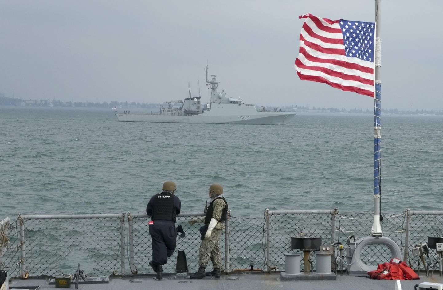 USA mereväe  hävitaja USS Ross liikmed vaatavad Briti kuningliku mereväe patrull-laeva OPV Trent õppusel Sea Breeze 2021. aastal.