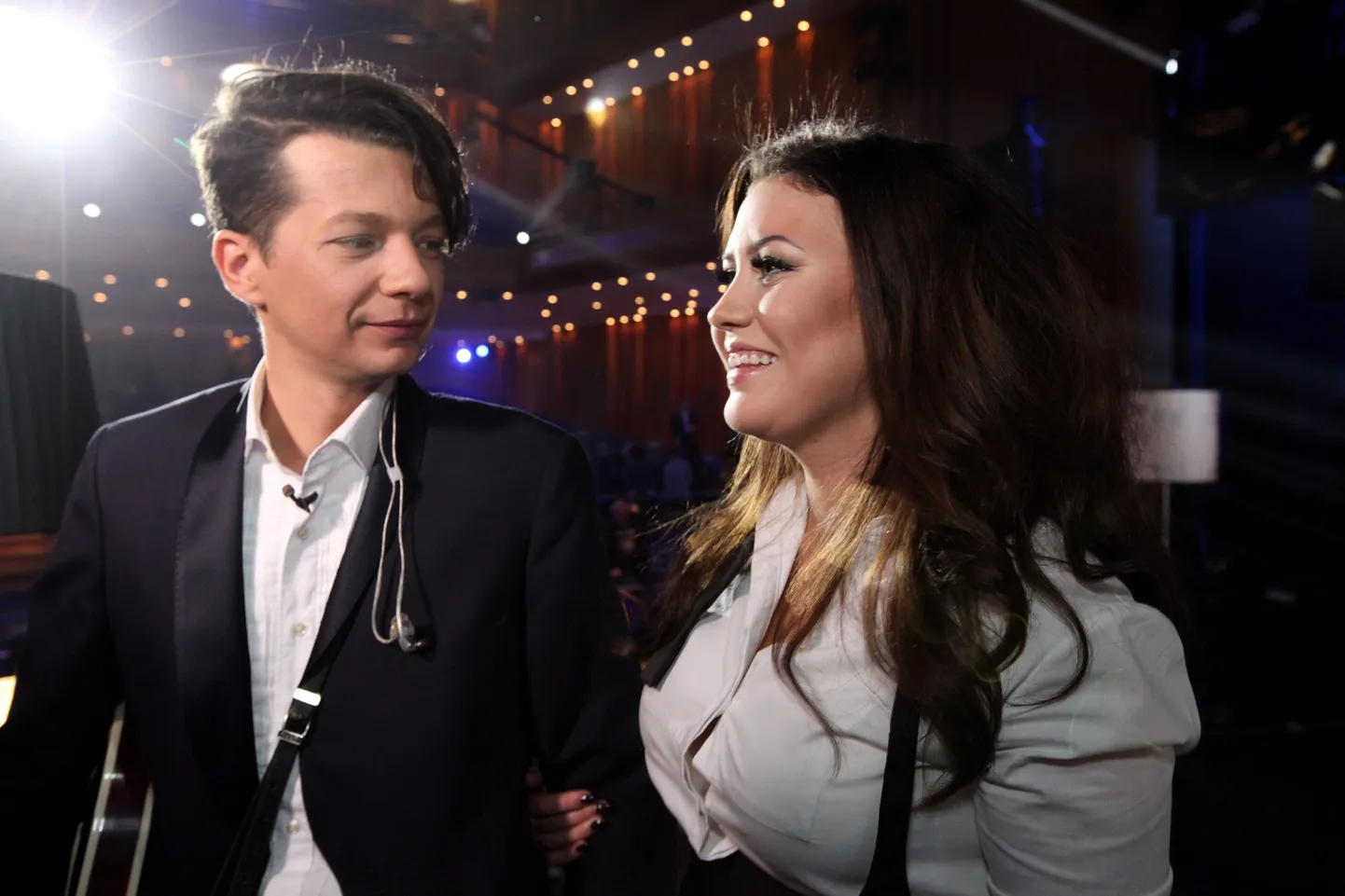 EESTI laul 2015 - kirevad esinejad ja seltskond greenroomis. Võitjad - Stig ja Elina