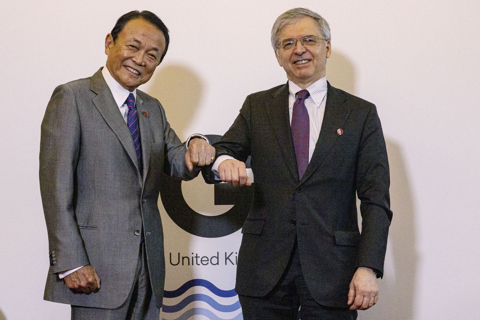 Jaapani rahandusminister Taro Aso (vasakul) ja tema Itaalia kolleeg Daniele Franco.