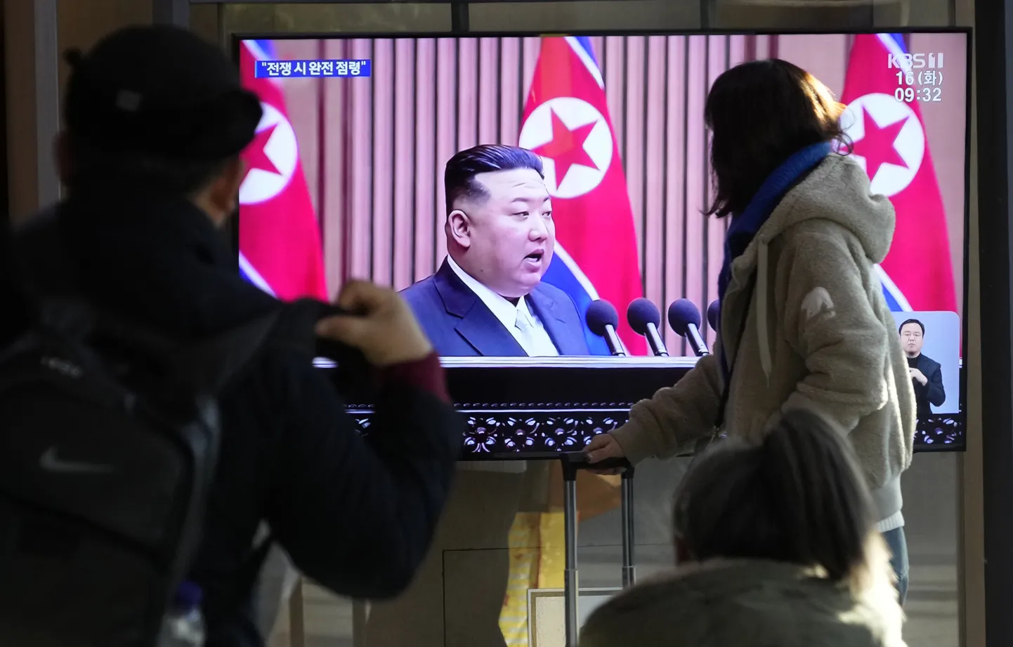 Lõuna-Korea pealinna Souli ühes raudteejaamas olevalt teleekraanilt paistab uudistesaates Põhja-Korea liider Kim Jong-un.