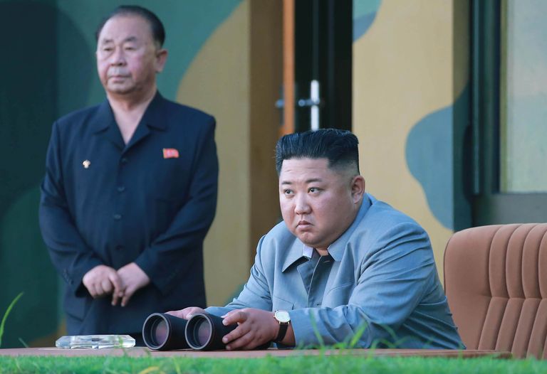 Kim Jong-un jälgimas 25. juulil uue lühimaaraketi katsetust