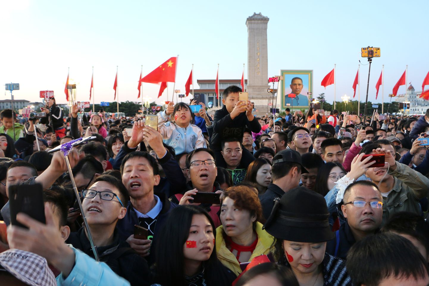 Lipuheiskamisele Pekingis kogunes päikesetõusul suur hulk inimesi.