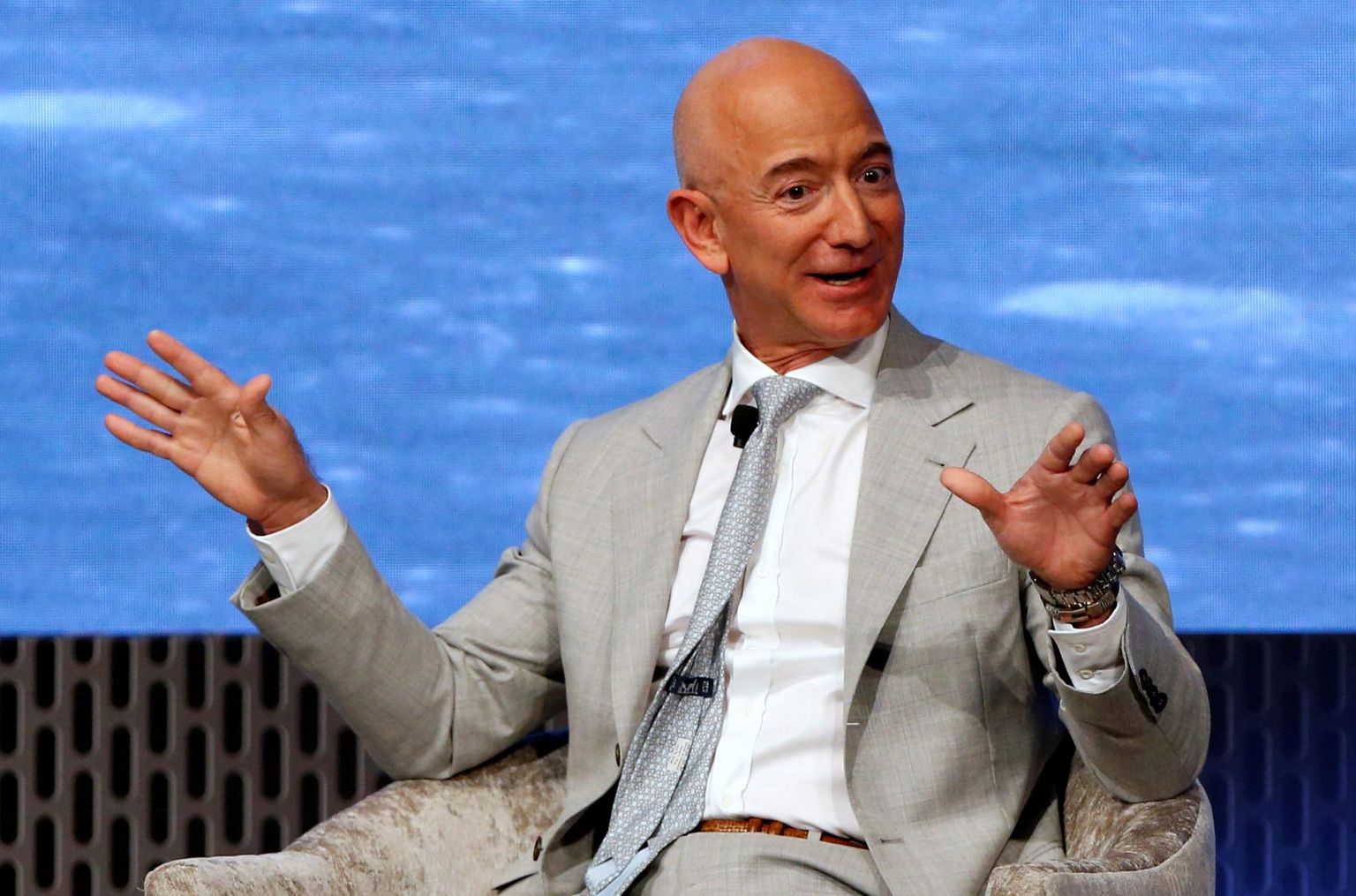 FILE PHOTO: Jeff Bezos, founder of Amazon and Blue Origin speaks at the John F. Kennedy Library in Boston, Massachusetts, U.S., June 19, 2019. REUTERS/Katherine Taylor/File Photo FOTO: Katherine Taylor/Reuters