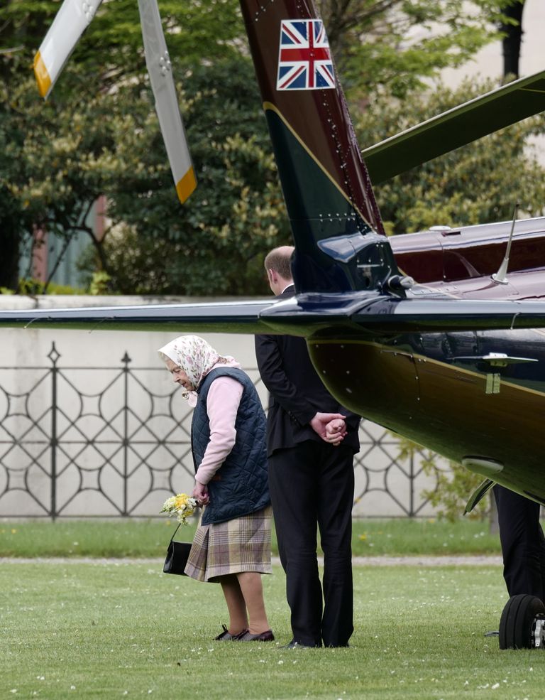 Elizabeth II lendas helikopteriga Kensingtoni palee juurde, et minna oma kuuendat lapselapselast, prints Louis'd vaatama