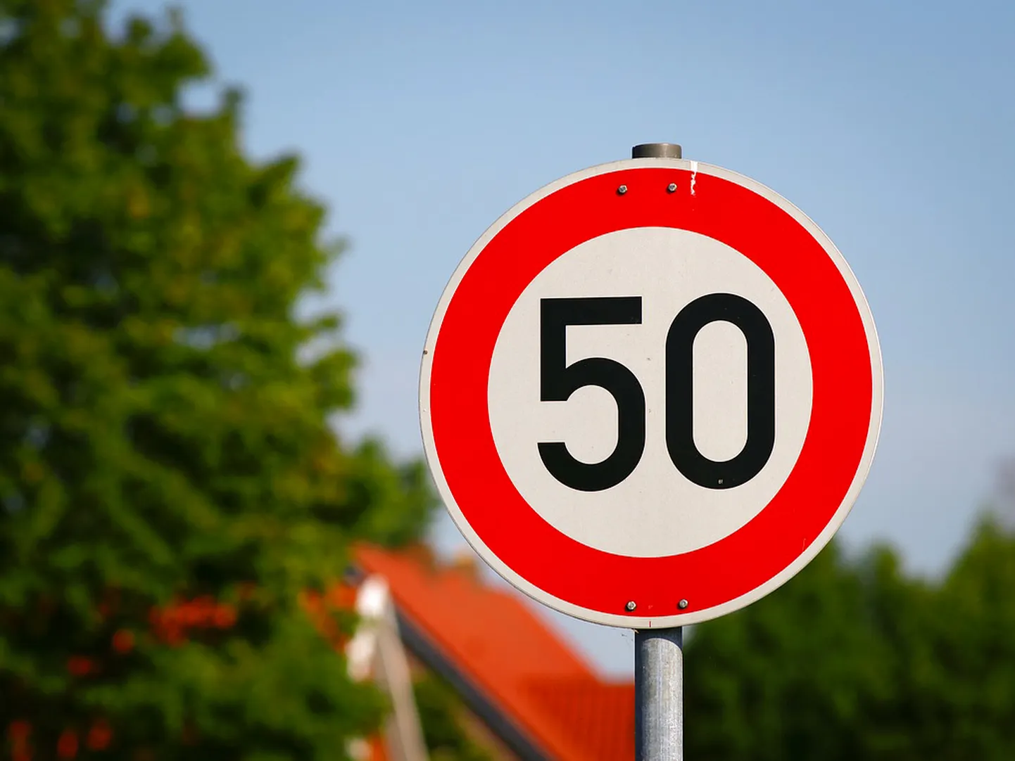 50 km/h kiirusepiirang. Foto on illustreeriv.