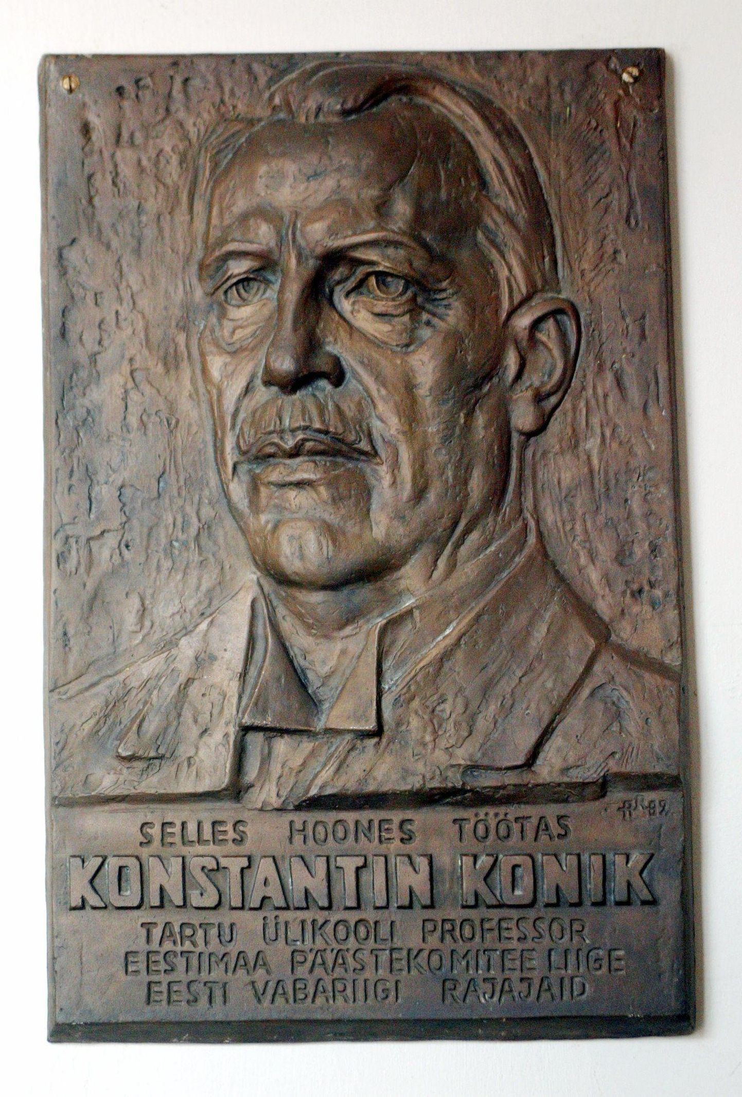 Konstantin Koniku bareljeef endise Maarjamõisa II haavakliiniku seinal Puusepa 6. Skulptor Aulin Rimmi modelleeritud ja Tartu arstide liidu tellitud teos sai paika septembris 1989, paigaldamise eestvedaja oli Heino Noor.