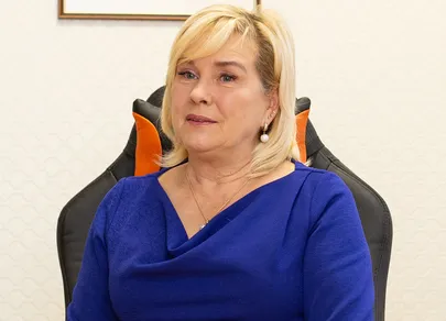 Эве Эаст.