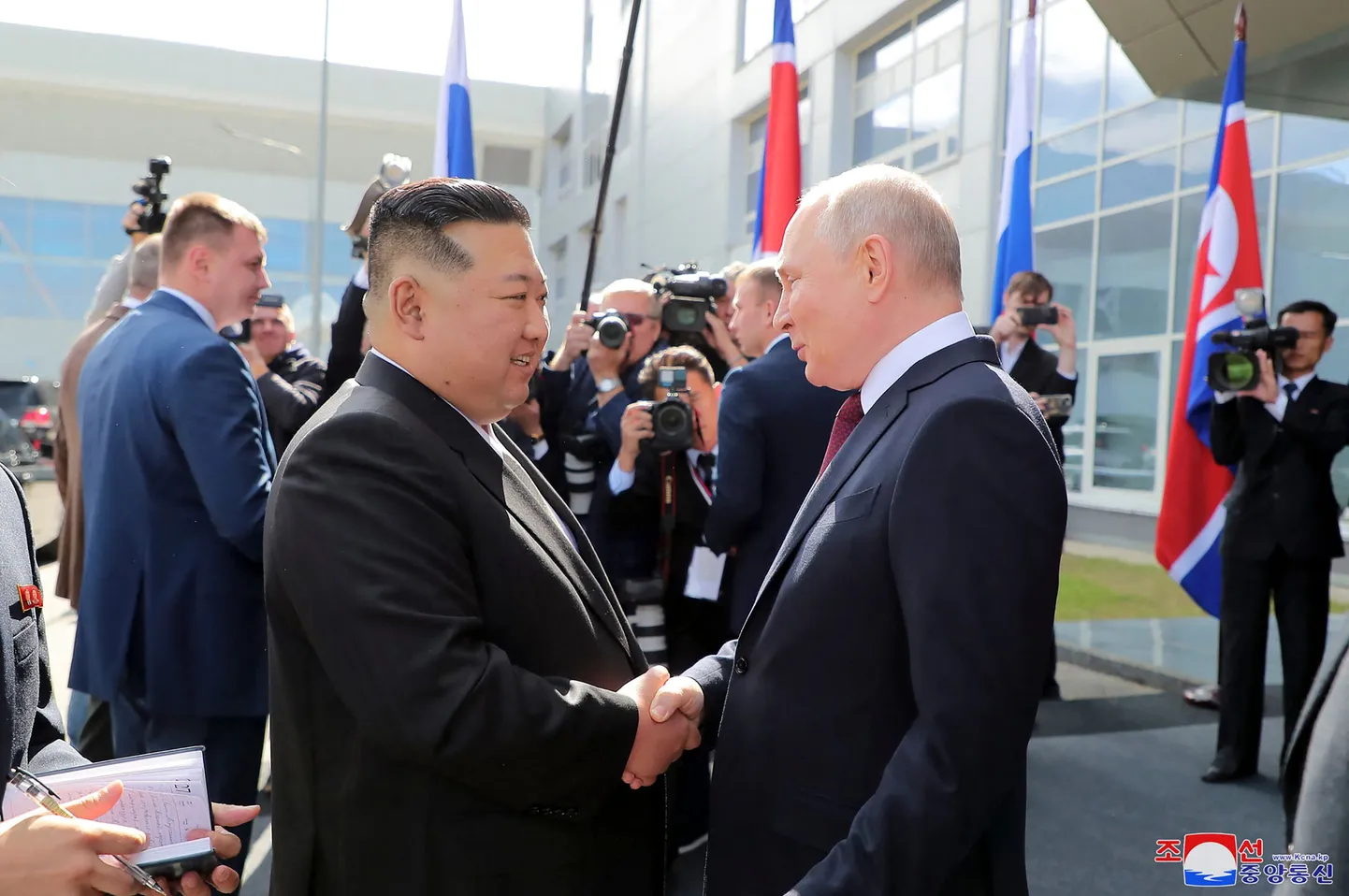 Ziemeļkorejas vadonis Kims Čenuns un Krievijas diktators Vladimirs Putins.