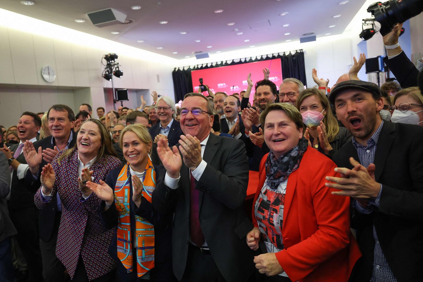 Alam-Saksi liidumaa Sotsiaaldemokraatlikusse Parteisse (SPD) kuuluv siseminister Boris Pistorius (keskel) koos oma toetajatega reageerivad ringhäälingukanali ZDF avaldatud lävepakuküsitluse tulemustele liidumaa pealinnas Hannoveris asuvas parlamendihoones.