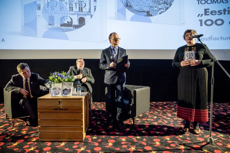 Raamatusarja «Eesti Vabariik 100» esitlusel said teiste hulgas sõna Toomas Hiio, Mart Laar, Tiit Pruuli ja Signe Siim.
