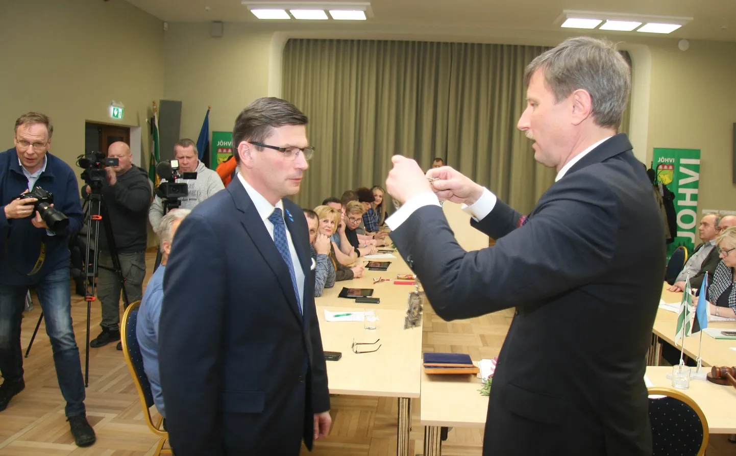 Max Kaur sai Eduard Eastilt vallavanema keti kaela alles tänavu aprilli alguses. Nüüd ootab neid mõlemat ees umbusaldusavaldus.