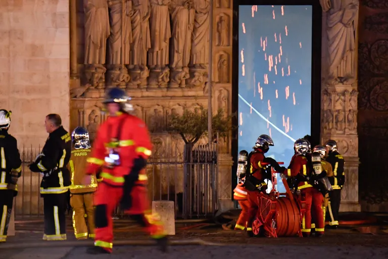 Tuletõrjujad kustutamas Notre-Dame'i põlengut 15. aprillil