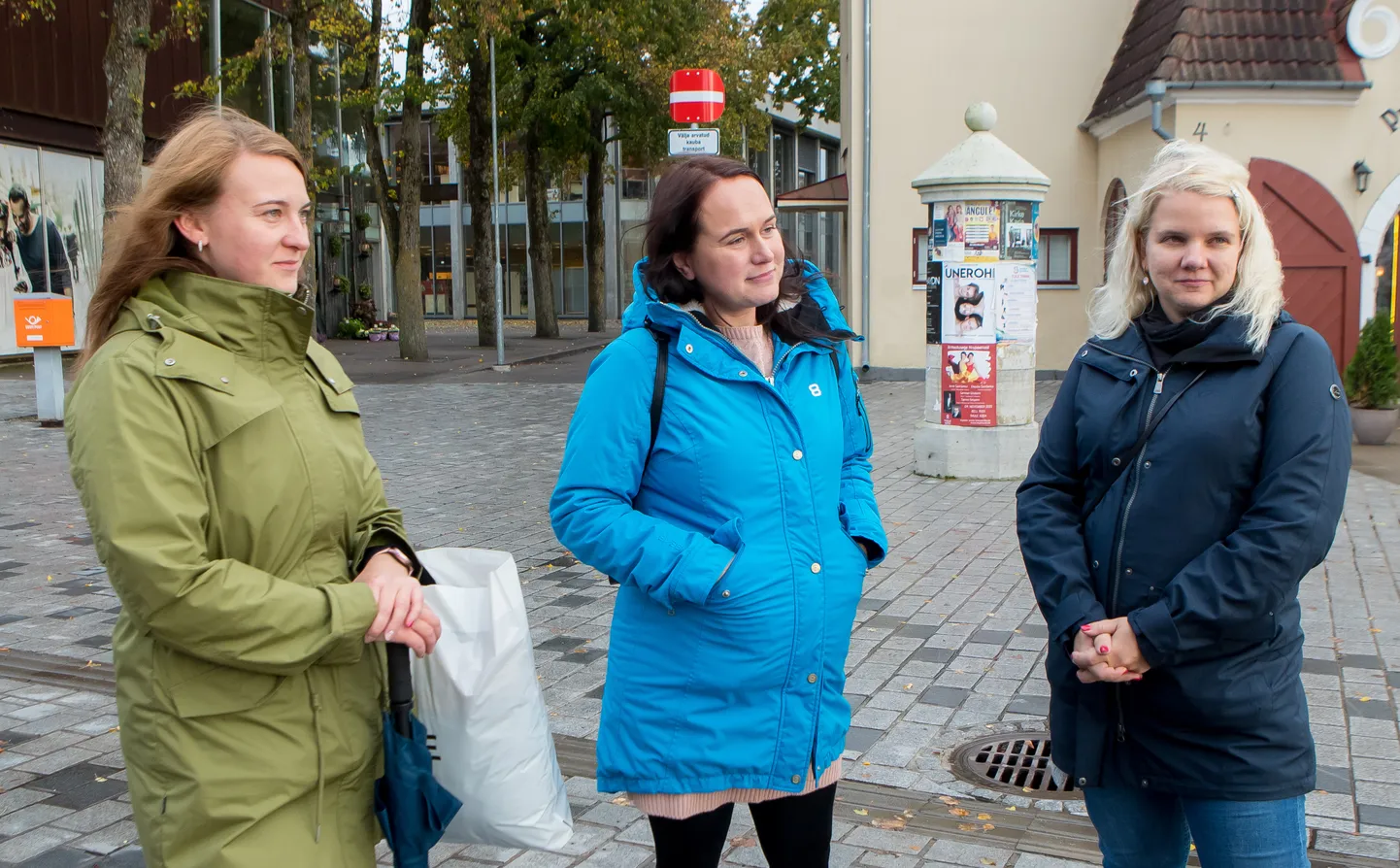 KOHUSETUNDLIKUD: Saaremaa rallile tulnud Sandra, Tiina ja Janne ütlesid, et kannavad kindlasti rahvarohkes paigas maski ning klubisse ei kipu – isegi mitte niivõrd oma, kui just perekonnaliikmete tervist silmas pidades.