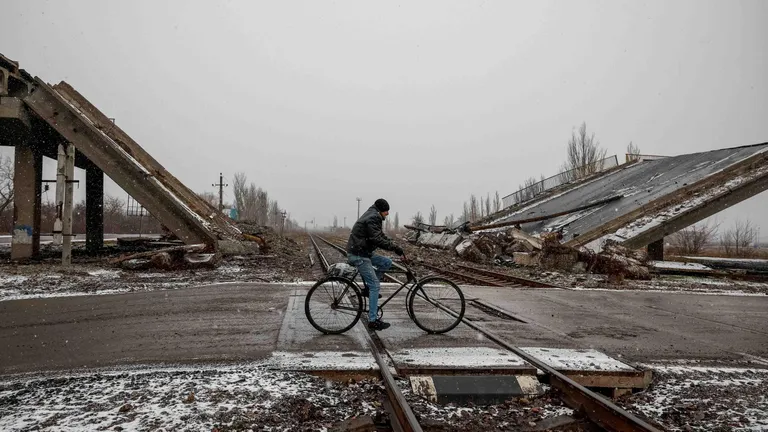 Человек на велосипеде.
