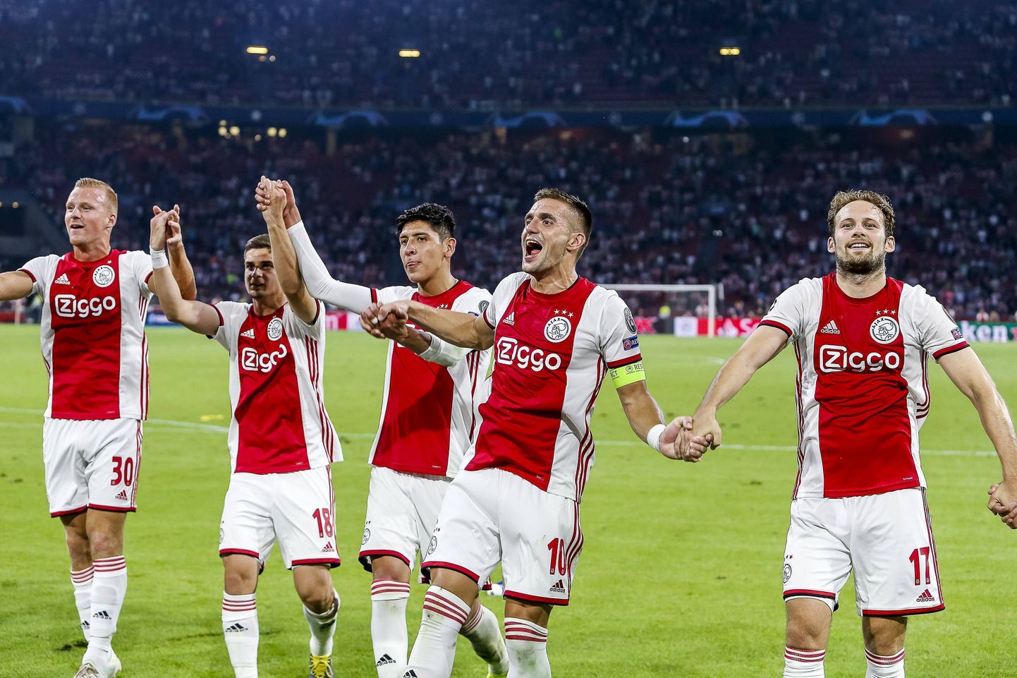 Ajaxi mängijad võitu tähistamas.