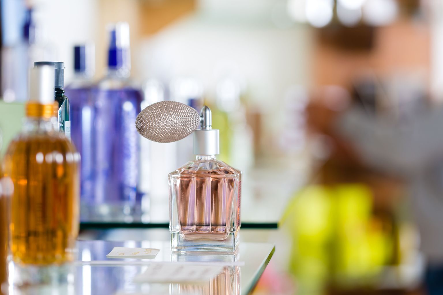 Kaubamaja kliendid armastavad oma lähedastele parfüüme kinkida.