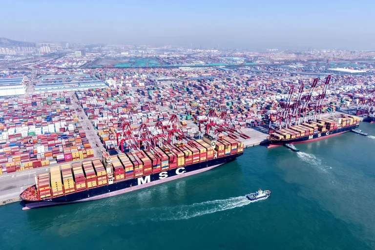 Konteinerlaevad Hiinas Qingdao sadamas 15. aprillil 2025.
