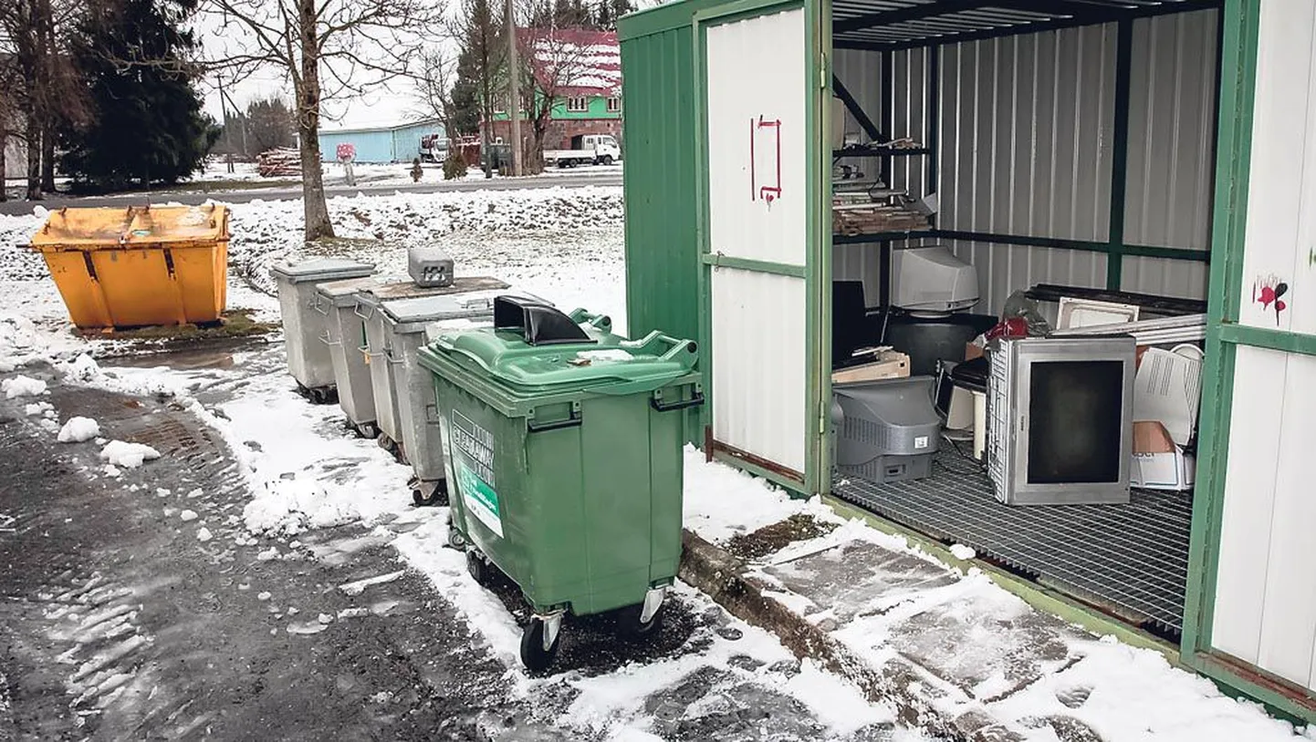 Erineva prügi sorteerimiskastid jäätmejaamas.