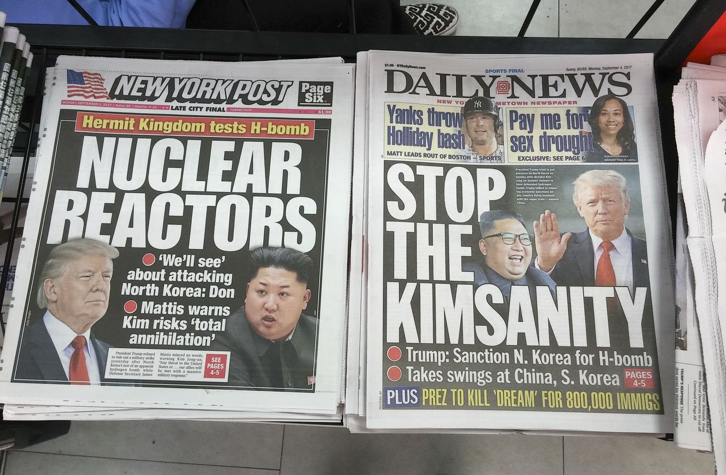 Ühendriikide ajalehed Põhja-Korea uudist kajastamas.