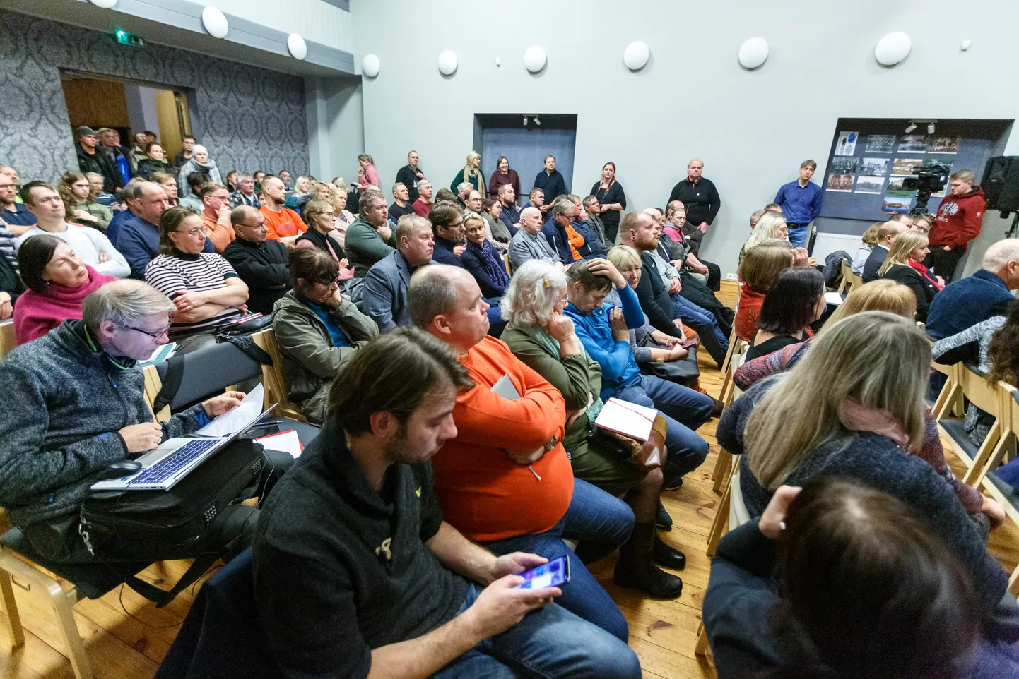 Nursipalu elanikud koosolekul harjutusväljaku ulatusliku laienemise teemal.