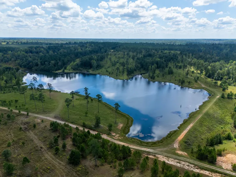 Rantšo maadele jääb ka täiesti privaatne järv.