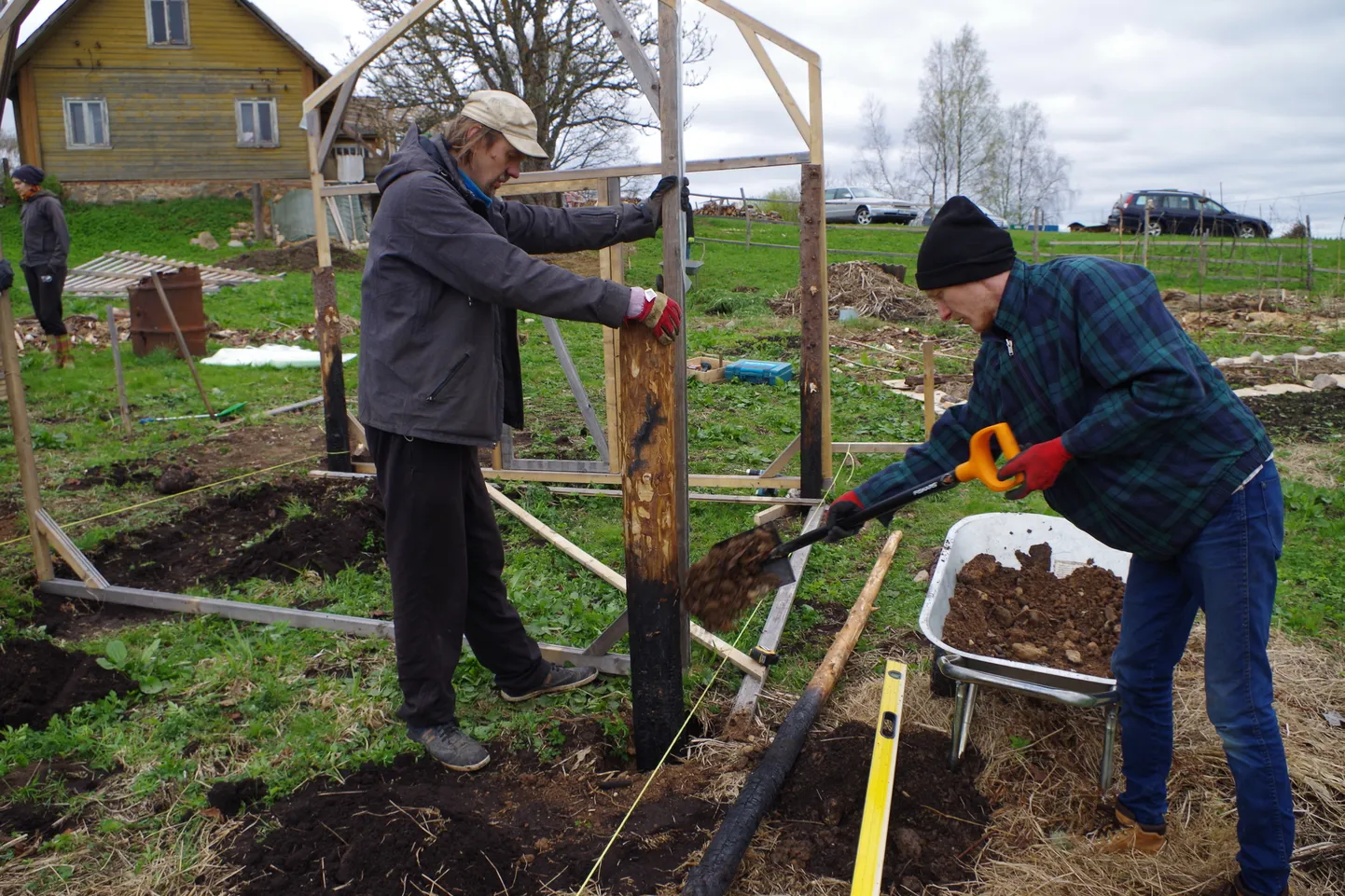 Mauri küla uusasukad ehitasid talgupäeval küla ühiskasvuhoonet, kus soojalembeseid aedvilju saaksid kasvatada ka need, kellel oma kasvumaja pole.