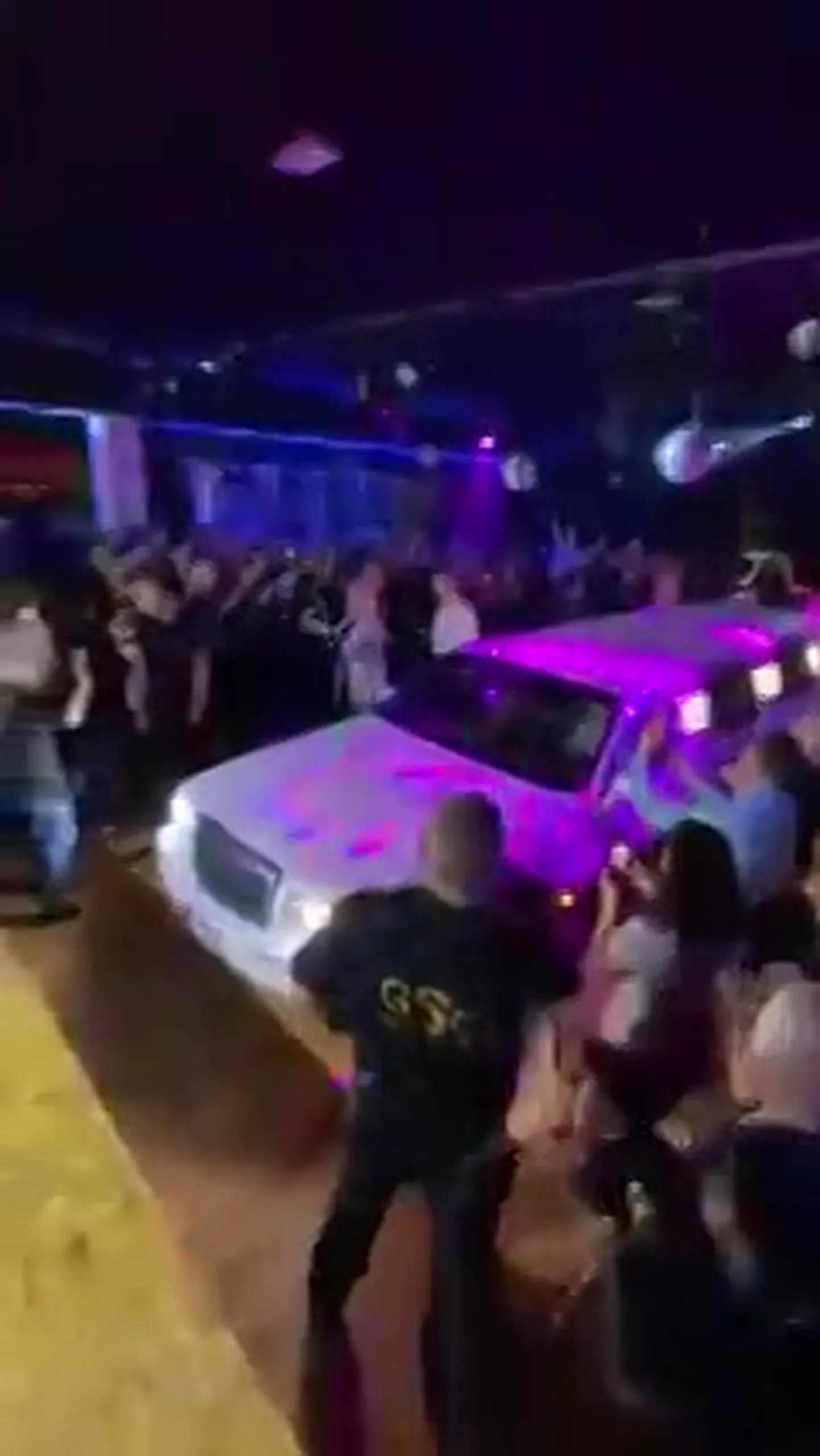 Анне Вески подъехала на лимузине прямо к сцене ночного клуба