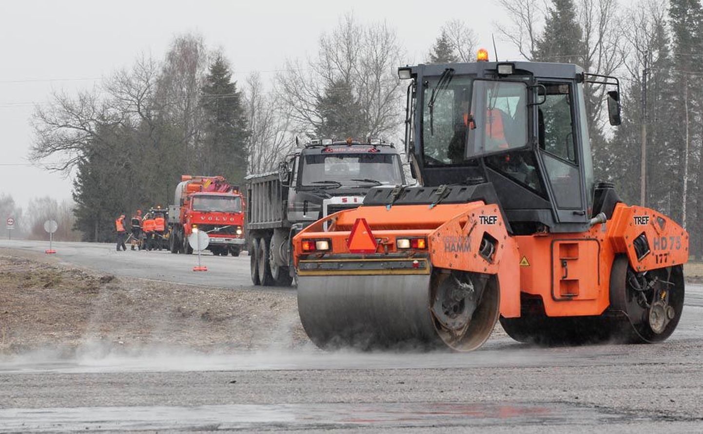 Liiklejail tuleb arvestada, et Tartu maanteel toimetavad tee-ehitajad. Ülesvõte on tehtud eile Vana-Võidu ristmiku lähedal.