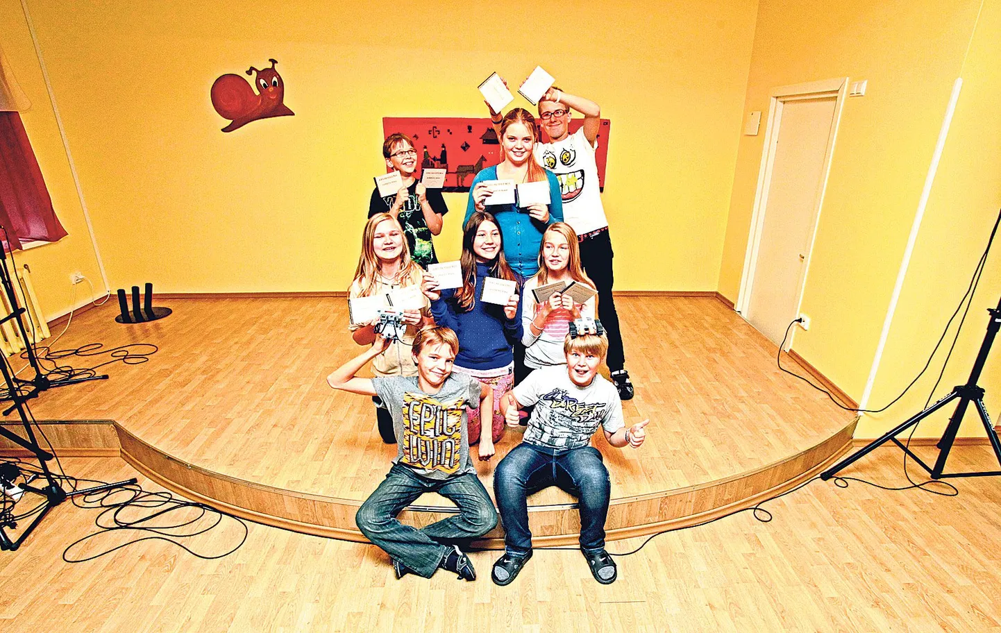 JukuAkadeemia õpilased saavad endale kuldse kirjaga matrikli, kuhu pannakse kirja kõik tegevused ja selleks kulunud tunnid. Pildil esimeses reas (vasakult) Rainis Kollina ja Robin Kull, keskel (vasakult) Reili Vulff, Anete Aasmäe ja Claudia Tristen Värv ning taga (vasakult) Timmu Õunapuu, Eva-Lotta Unt ja Robin Tammemägi. Timmu Õunapuu käib viiendas klassis, kõik teised kuuendas.