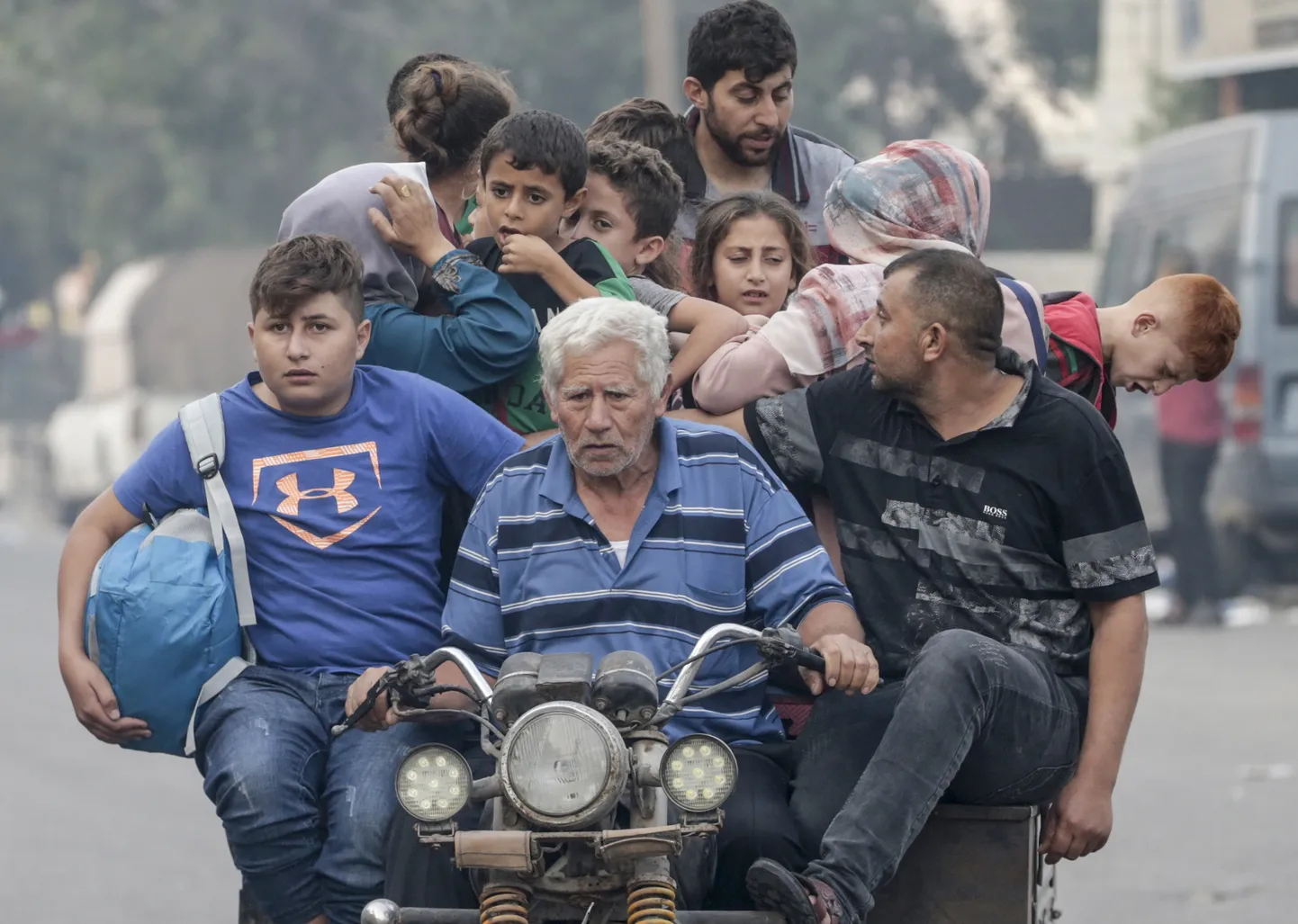 Palestiinla põgenikud sõitmas mootorattal pärast Iisraeli rünnakuid Gaza sektori põhja- ja idaosas Gaza linnas, 08. oktooberil 2023. aastal.