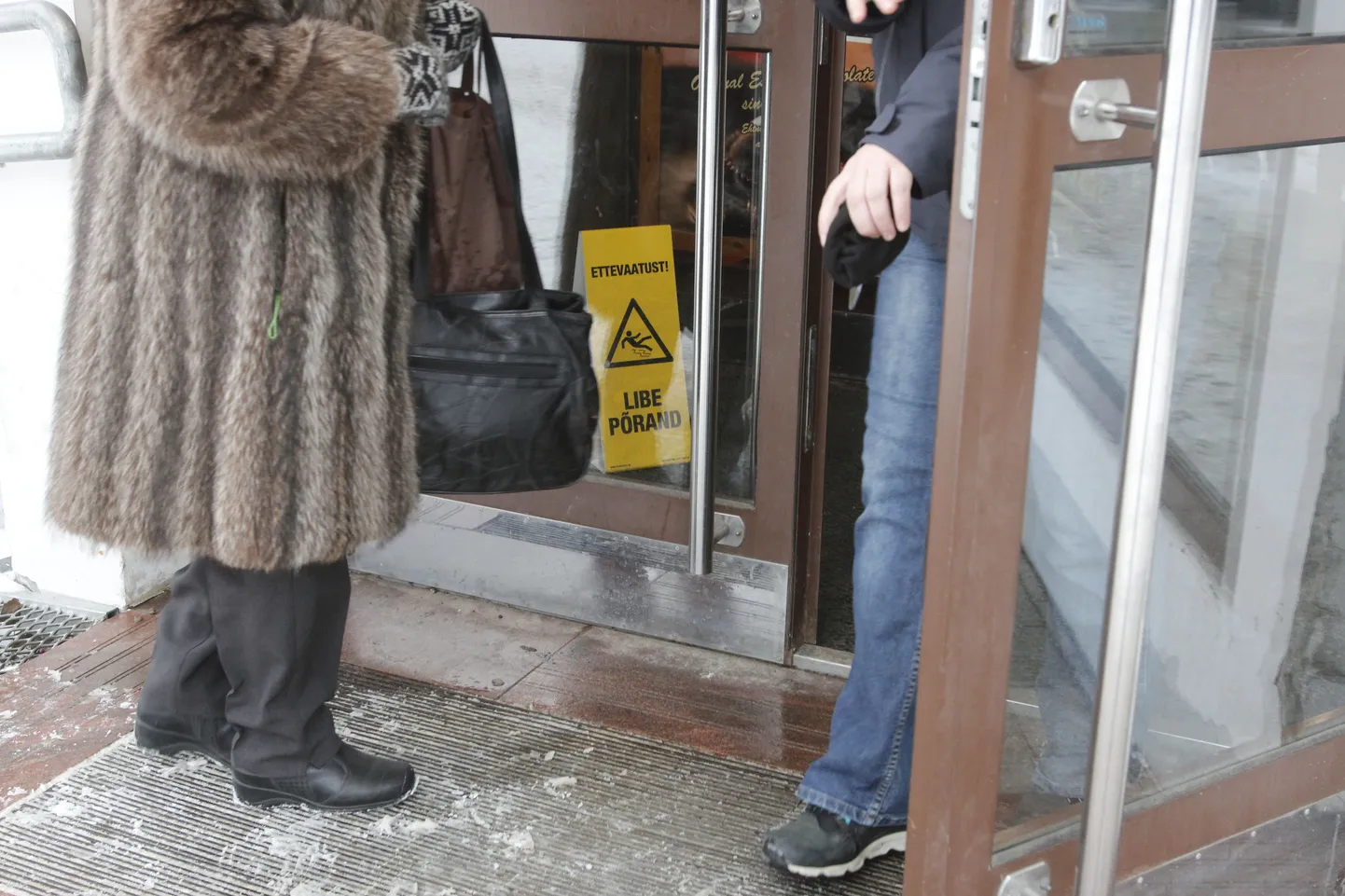 Terve rida kauplusi on pannud välisuste juurde külastajatele ka ettevaatusele kutsuvad sildid.