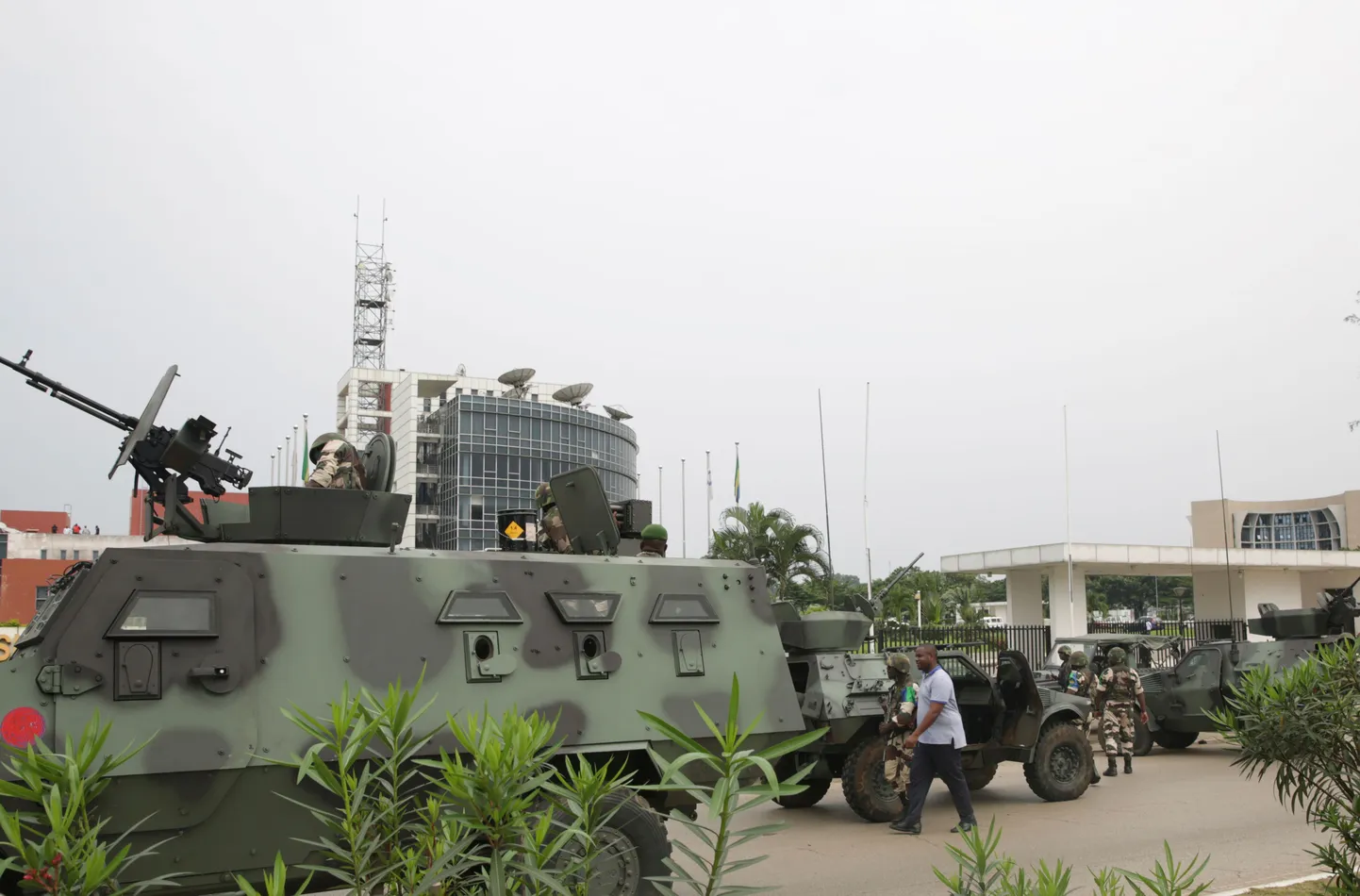 Gabonas karēvji pie vietējās raidstacijas
