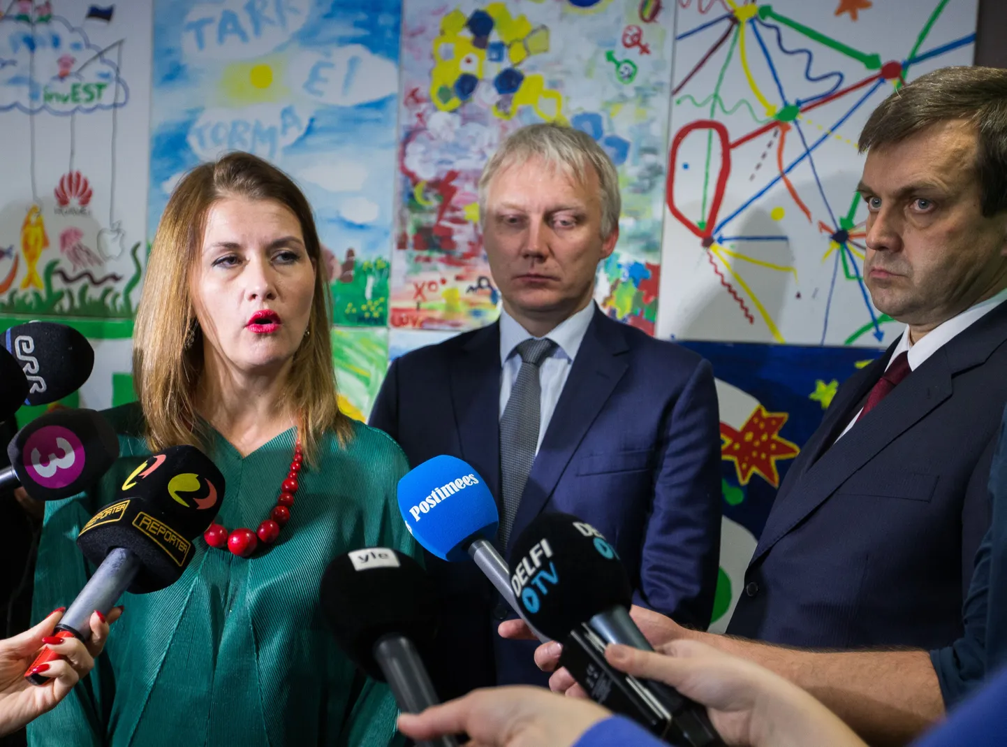 EAS-i pressikonverents OÜ Ermamaa otsuse auditite kommenteerimiseks. Pildil keskel EAS-i nõukogu esimees Erki Mölder, vasakul ettevõtlusminister Liisa Oviir, paremal EASi juhatuse esimees Hanno Tomberg.