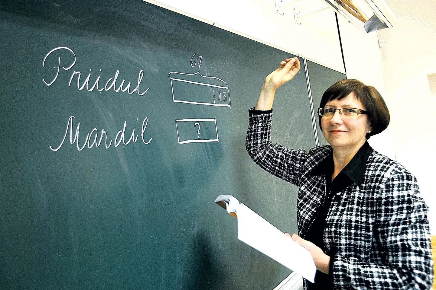 Priidul on 67 krooni, see on 15 krooni enam kui Mardil. Kui palju raha on Mardil? Sellise ülesande teeb mõistetavamaks ülesjoonistamine ja läbiarutamine, on matemaatikadidaktika lektor Anu Palu kindel.