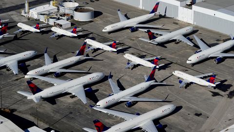 Авиакомпания Delta Air Lines начнет штрафовать непривитых сотрудников на 200 долларов в месяц