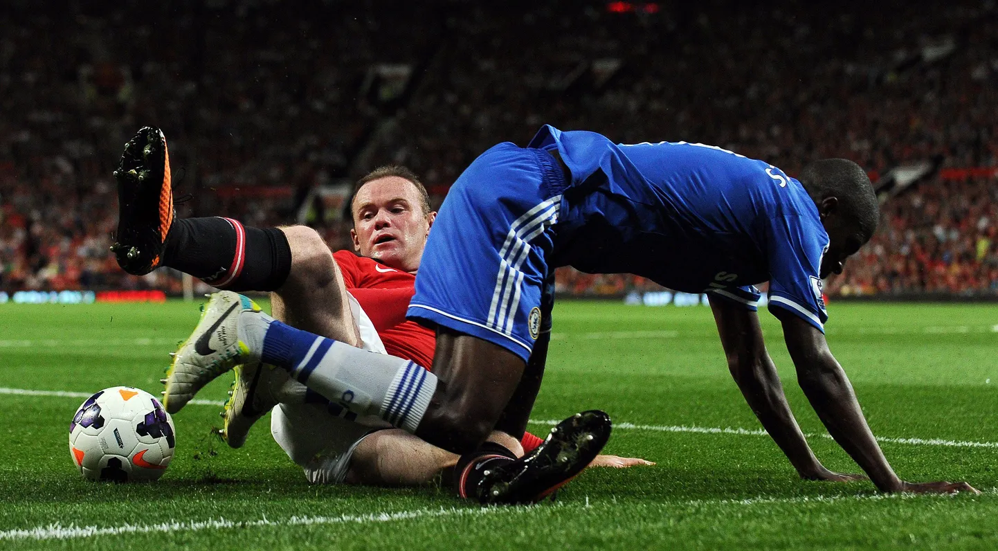 Wayne Rooney (punases) Chelsea mängijalt Ramireselt palli napsamas