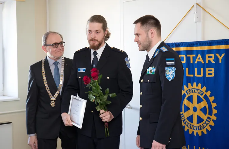 Lääne prefektuuri narko- ja organiseeritud kuritegude talituse nooremuurija Madis Õnnik (keskel).