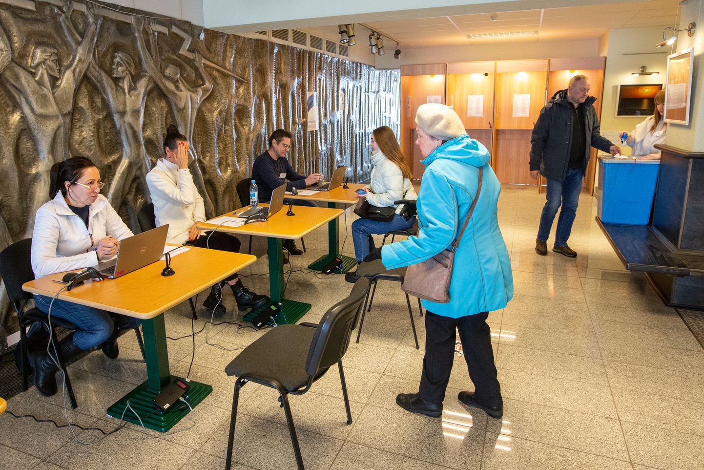 Избирательный участок в културном центре Женева в Нарве.