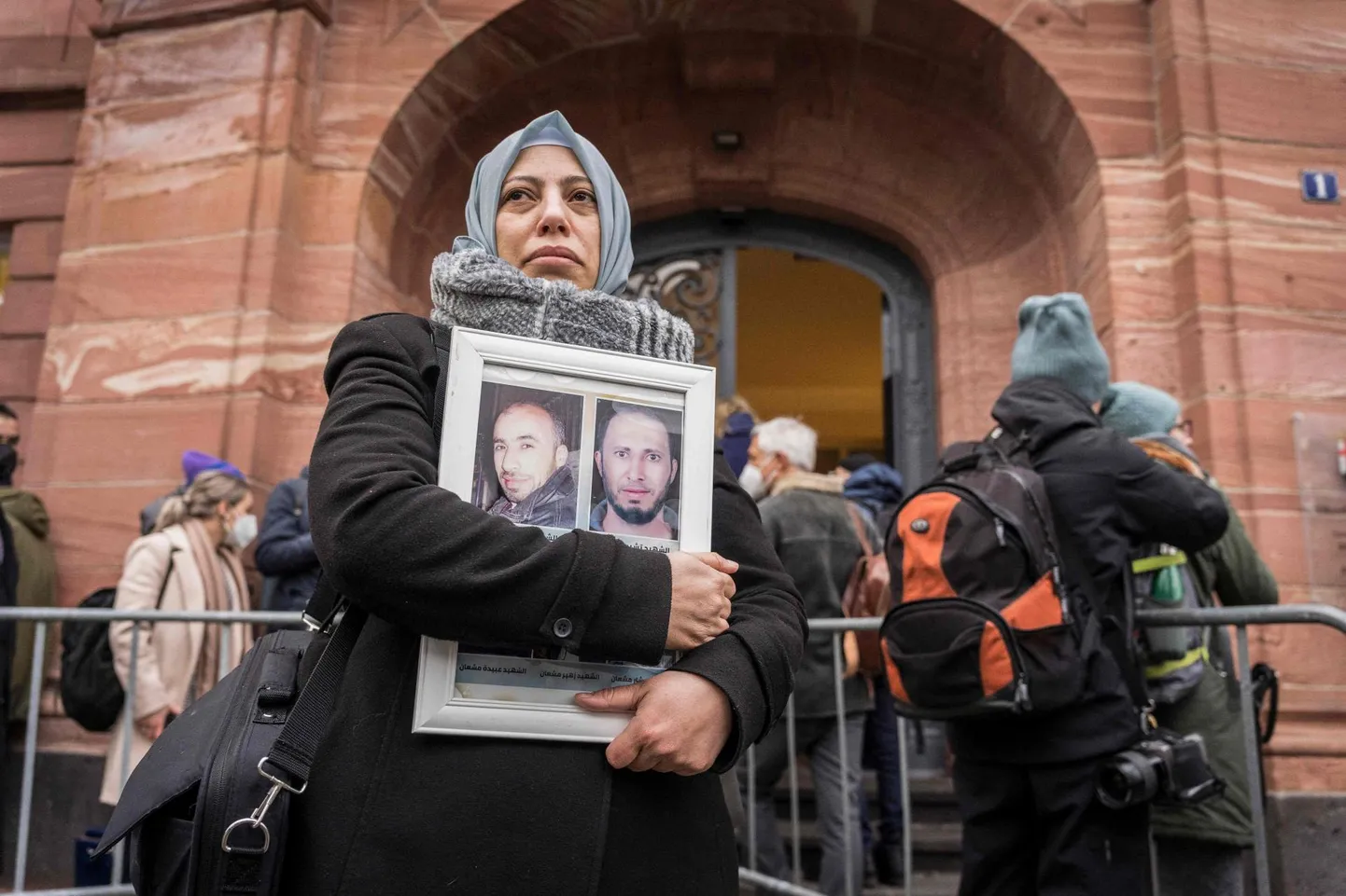 Süüria aktivist Yasmen Almashan hoiab Koblenzi kohtu ees otsust oodates käes pilti oma vendadest, kes surid Süüria režiimi ohvrina.
