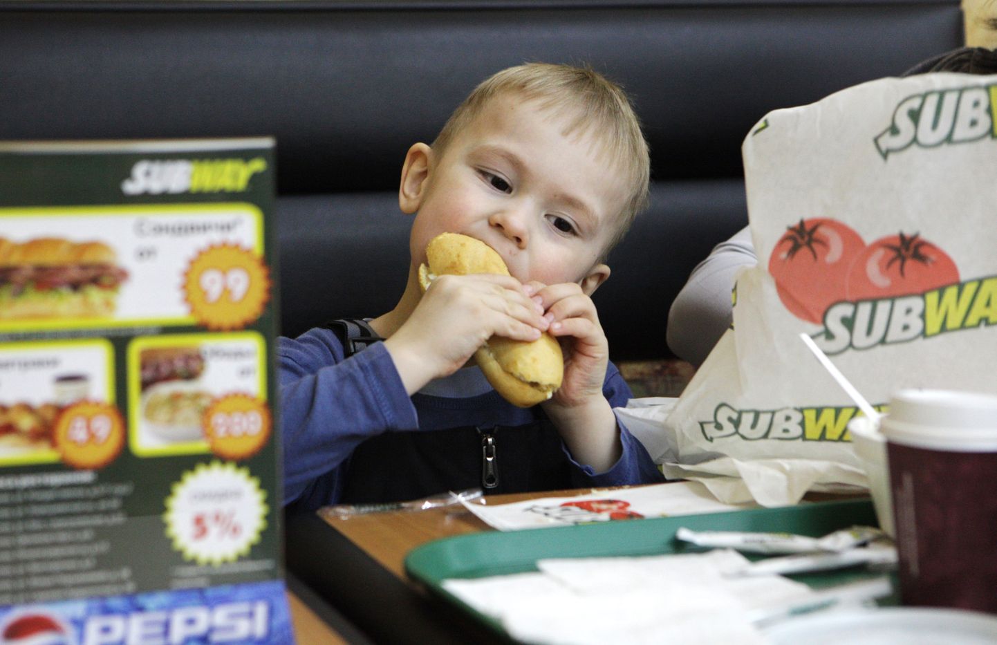 Laps Subway võileiba söömas.